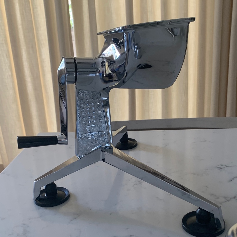 Vintage Saladmaster Hand Crank Food Processor 5 Cone Attachments USA - Picture 3 of 9